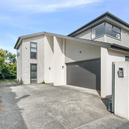 Family Spacious Takapuna Home Parking Netflix